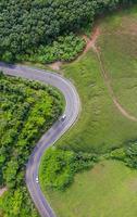 vista aerea della strada rurale in zona di campagna, vista da drone foto