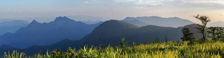 vista panoramica del paesaggio di alta montagna nel nord della Thailandia foto