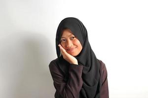 fiducioso giovane asiatico ragazza nel hijab sorridente a telecamera isolato su bianca sfondo. foto