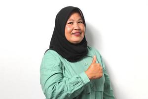 allegro mezzo anziano asiatico donne indossare hijab fabbricazione Doppio pollici su gesto foto