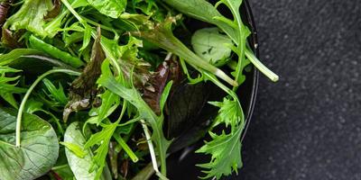 verde insalata le foglie fresco mescolare salutare merenda cibo su il tavolo copia spazio cibo sfondo rustico superiore Visualizza foto