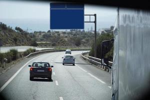 camion su un' strada - avvicinamento foto