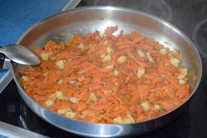 frittura carote nel un' padella foto