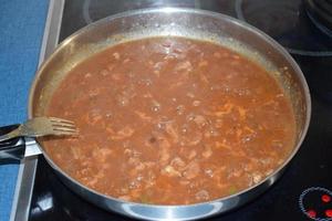 gulasch con salsa nel un' padella foto