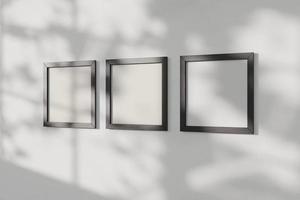 modello di tre piazza montatura su bianca parete con finestra ombra copertura foto