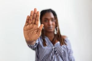 donna sollevato sua mano per dissuadere, campagna fermare violenza contro donne. africano americano donna sollevato sua mano per dissuadere con copia spazio foto