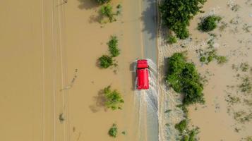 veduta aerea della strada di campagna con una macchina rossa foto