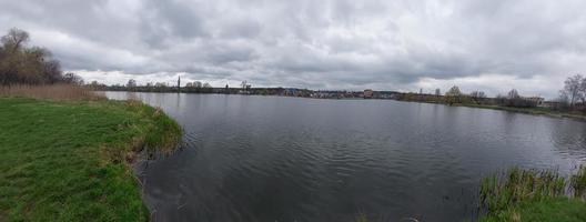 panorama di il fiume nel il villaggio foto