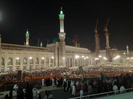 Mecca, Arabia arabia, aprile 2023 - pellegrini a partire dal tutti al di sopra di il mondo raccogliere in giro Masjid al-haram su il ventinovesimo notte di Ramadan nel Mecca. foto