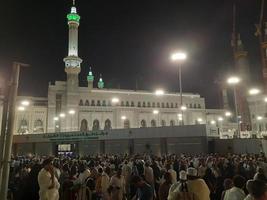 Mecca, Arabia arabia, aprile 2023 - pellegrini a partire dal tutti al di sopra di il mondo raccogliere in giro Masjid al-haram su il ventinovesimo notte di Ramadan nel Mecca. foto