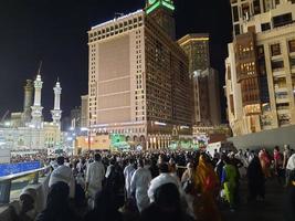 Mecca, Arabia arabia, aprile 2023 - pellegrini a partire dal tutti al di sopra di il mondo raccogliere in giro Masjid al-haram su il ventinovesimo notte di Ramadan nel Mecca. foto