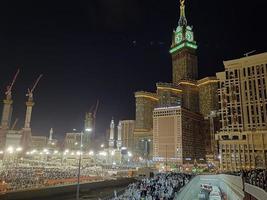 Mecca, Arabia arabia, aprile 2023 - pellegrini a partire dal tutti al di sopra di il mondo raccogliere in giro Masjid al-haram su il ventinovesimo notte di Ramadan nel Mecca. foto