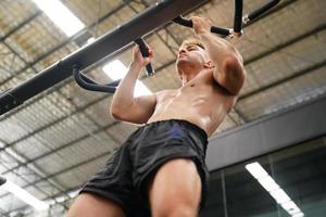 misto marziale arti combattente andando per il Palestra per costruire forte muscoli per Aiuto rendere il collisione Di Più intenso e Aiuto ridurre lesioni a partire dal punzonatura come bene foto