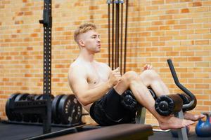 misto marziale arti combattente andando per il Palestra per costruire forte muscoli per Aiuto rendere il collisione Di Più intenso e Aiuto ridurre lesioni a partire dal punzonatura come bene foto