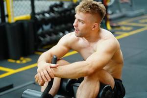 misto marziale arti combattente andando per il Palestra per costruire forte muscoli per Aiuto rendere il collisione Di Più intenso e Aiuto ridurre lesioni a partire dal punzonatura come bene foto