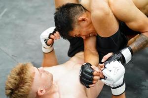 misto marziale arte, quando è il caduto festa poi trova un' modo per uso il gamba per cravatta il avversari collo. volontà rendere il avversario esausto per combattimento e difficile per trova un' modo per combattimento indietro foto