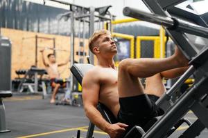 misto marziale arti combattente andando per il Palestra per costruire forte muscoli per Aiuto rendere il collisione Di Più intenso e Aiuto ridurre lesioni a partire dal punzonatura come bene foto