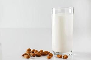 super food - un bicchiere di latte di mandorle per una dieta sana foto