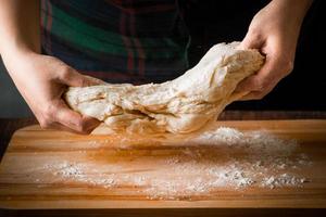 lo chef prepara l'impasto della pizza foto