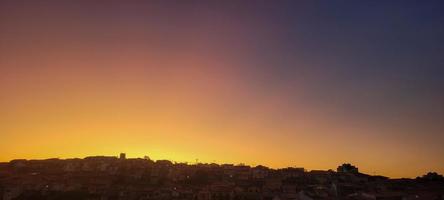 bellissimo tramonto nel il città con colorato cielo foto