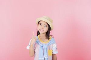 Immagine di asiatico bambino in posa su rosa sfondo foto