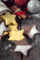 Natale biscotti su di legno tavolo foto