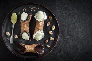 tradizionale italiano deserto cannoli foto