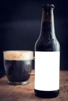 birra bottiglia con vuoto etichetta foto