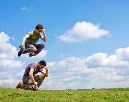 uomini salto uno al di sopra di un altro foto