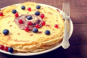 dolce Pancakes e frutta foto