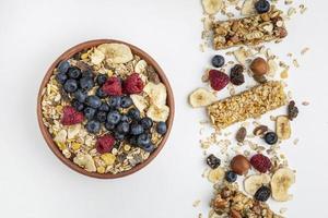 vista dall'alto barrette di cereali per la colazione con frutta in una ciotola foto