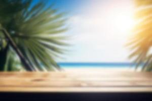 sfocato sfondo, di legno tavolo con un' palma albero su il sfondo di il mare. copia spazio. foto