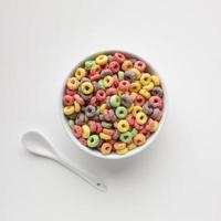vista dall'alto gustosi cereali colorati nella ciotola