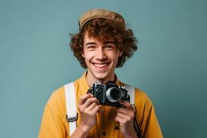 ai generativo ritratto di un' allegro giovane uomo con Riccio capelli Tenere Vintage ▾ telecamera isolato al di sopra di blu sfondo foto