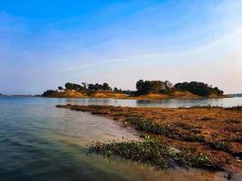 paesaggio di il lago con blu cielo e nuvole nel bangladesh foto