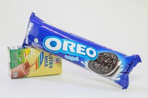 deposito, indonesiano aprile 16 ° 2023 ultramilk cioccolato latte e oreo biscotti, isolato su bianca sfondo foto