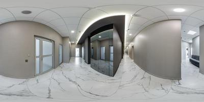 pieno senza soluzione di continuità sferico hdri 360 panorama nel interno di vuoto camera e stretto lungo corridoio con specchio con riparazione nel moderno ufficio nel equirettangolare proiezione, pronto ar vr virtuale la realtà soddisfare foto