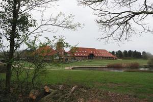 bellissimo Basso angolo Visualizza di caldecotte lago parco e pub con ristorante. il Immagine era catturato su 09-aprile-2023 durante nuvoloso tramonto con freddo tempo metereologico e venti. foto