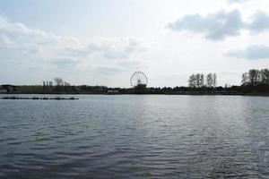 Basso angolo Visualizza di volontà lago parco con Locale e turista pubblico godendo il bellezza di lago e parco di a piedi in giro con loro famiglie. metraggio era catturato su 09-aprile-2023 a Milton keynes UK foto