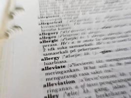 un' vicino su di il parola allergia nel il inglese per indonesiano dizionario. per parola sfondo o sfondo foto