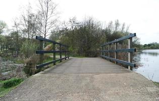 Basso angolo Visualizza di volontà lago parco con Locale e turista pubblico godendo il bellezza di lago e parco di a piedi in giro con loro famiglie. metraggio era catturato su 09-aprile-2023 a Milton keynes UK foto