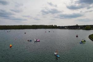 bellissimo Visualizza di volontà lago parco con Locale e turista pubblico godendo il bellezza di lago e parco di a piedi in giro con loro famiglie. metraggio era catturato su 09-aprile-2023 a Milton keynes UK foto