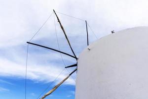 dettaglio di un antico restaurato mulino a vento nel Aljezur, Portogallo foto