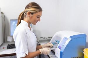 sangue ematologia analizzatore. vicino su di medico lavoratore nel laboratorio. foto