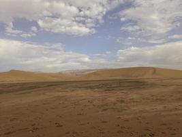 estate deserto paesaggio su un' caldo soleggiato giorno a partire dal maspalomas dune su il spagnolo isola di nonna canaria foto