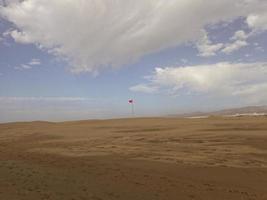 pittoresco soleggiato paesaggio a partire dal maspalomas spiaggia su il spagnolo canarino isola di nonna canaria foto