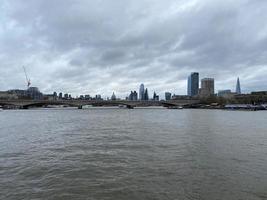 una vista del fiume Tamigi vicino al Tower Bridge foto