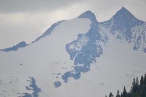 roccioso picco di il montagna coperto con neve - Alpi nel Austria foto