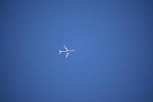 bianca aereo nel blu cielo foto