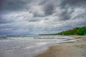 vista sul mare sul Mar Baltico nel freddo clima primaverile foto